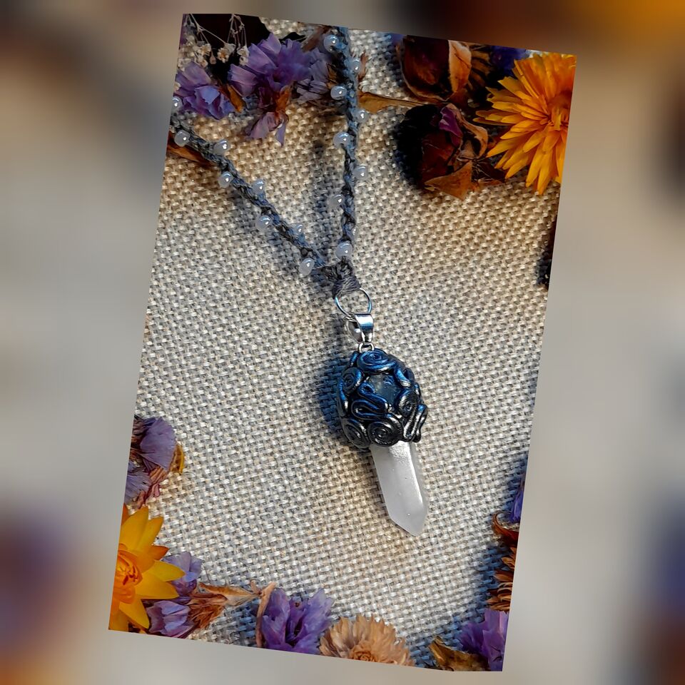 QUARTZ POINT PENDANT GREY
