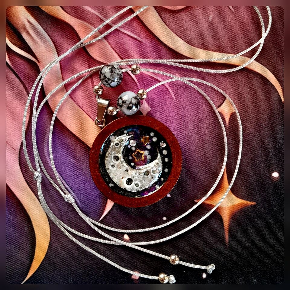 CRESENT MOON PENDANT